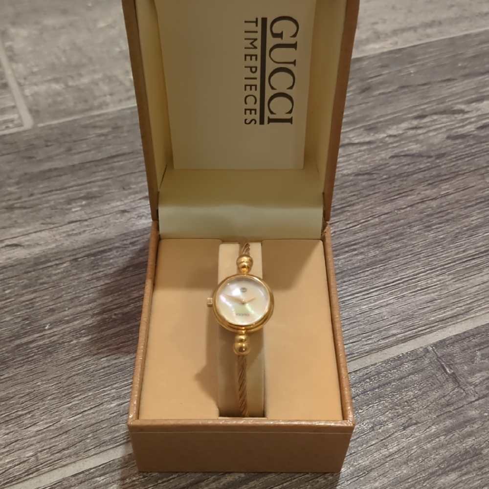 Gucci Wire Bangle Quartz Watch White Shell Dial Gold Stainless From 1989